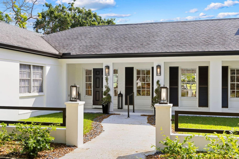 Room 5, Luxury Beach House With a View, Collier