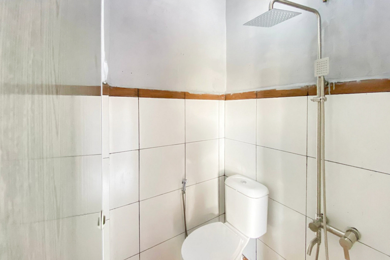 Bathroom 4, RedDoorz @ Graha Aisyah Setiabudi Medan, Medan