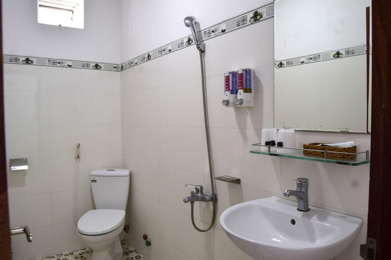 Bathroom 5, Khach San Huong Giang, Vũng Tàu