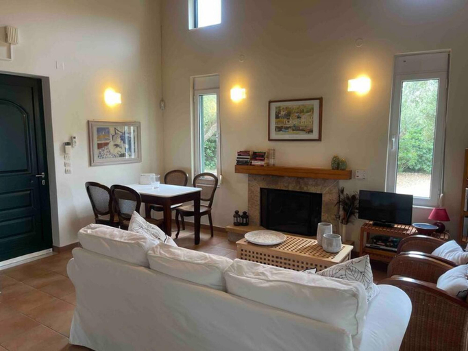 Room 5, Secluded Seaside Villa w Garden Sea-sunset View, West Greece