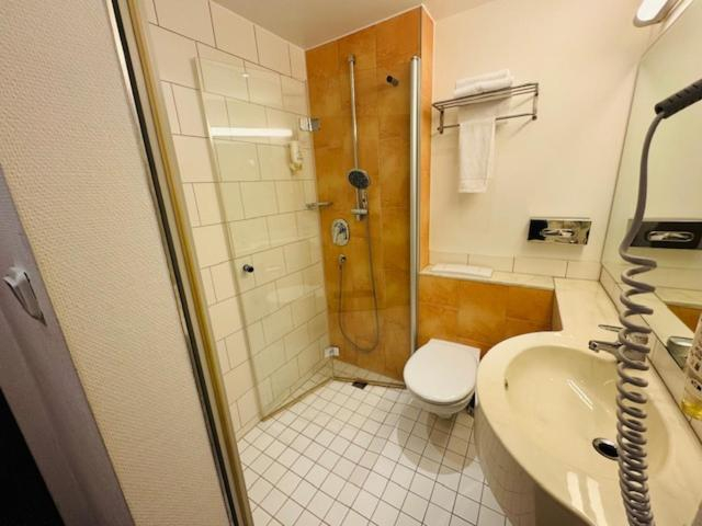 Bathroom 4, L'Escala, Offenbach