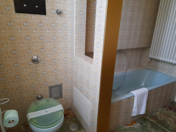 Bathroom 2, Da Betty, Asti