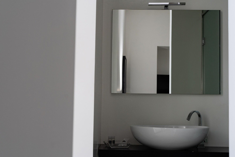 Bathroom 5, White Rooms, Reggio Di Calabria