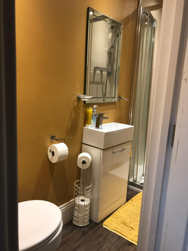 4, Acacia Villas Guest House, Surrey
