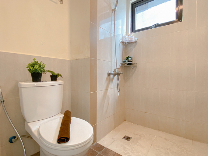 Bathroom 5, Comfortable 2BR with Extra Room at Meikarta Apartment By Travelio, Cikarang