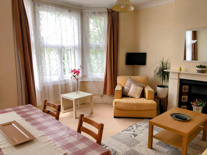 3, Spacious West London 2 Bedroom Apartment, London
