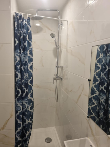 Others 4, Chambre privative renove 2024, climatisation, tramway sur place , 12 min centre, 16 min plage, aperc, Alpes-Maritimes