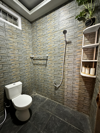 Bathroom 4, 3 BR Java House Near Prambanan Temple - Griya Mandara Homestay, Klaten