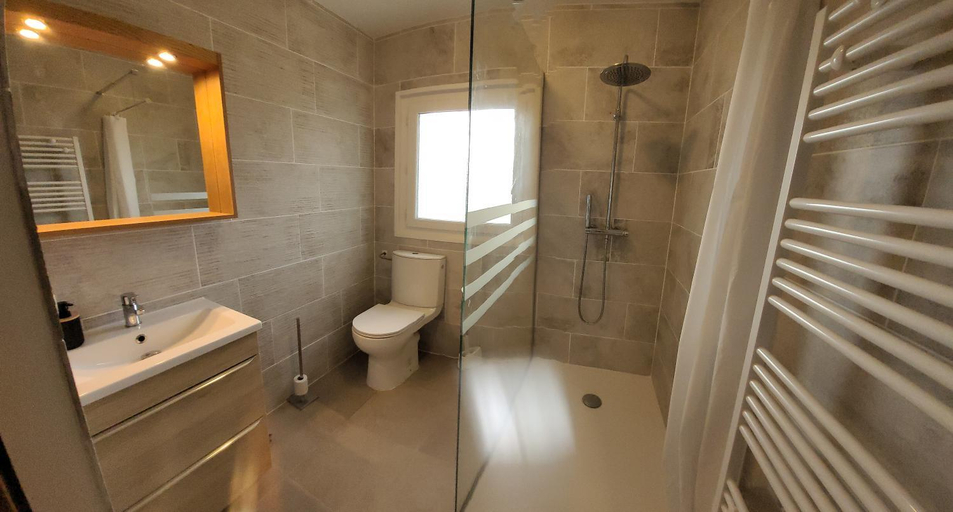 Bathroom, Beeeel campagne - Immersion authentique avec les chevres Logement climatise, Haute-Vienne
