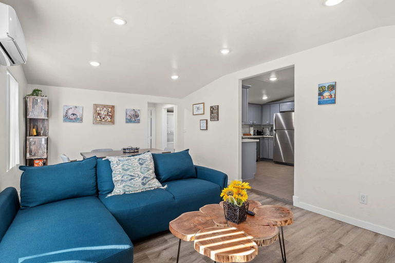 Room 5, Charming Escape With Stylish Decor Outdoor Space, Los Angeles
