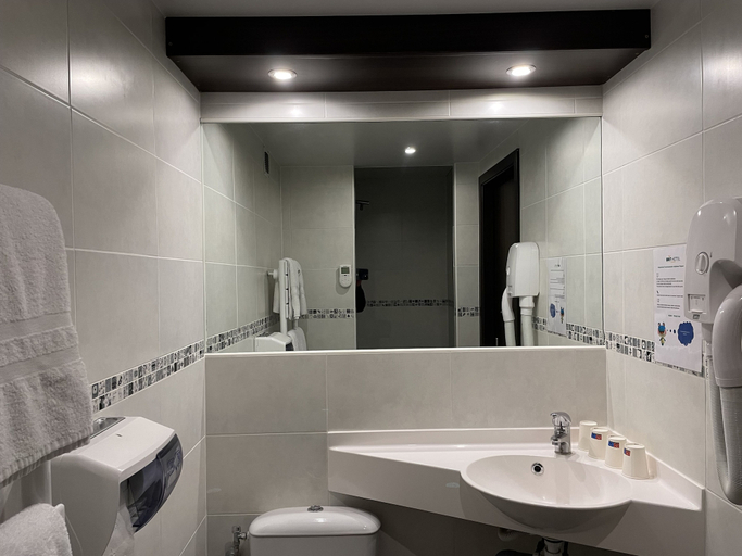 Bathroom, Brit Hotel Saint-Quentin, Aisne