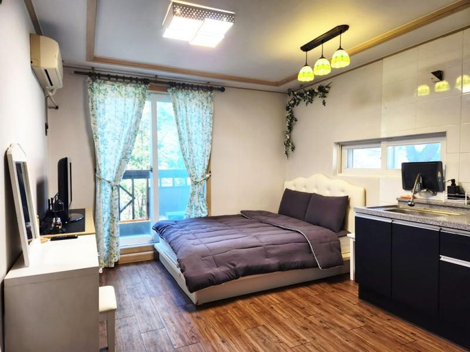 Bedroom 2, Yeowoogneul Pension, Chuncheon