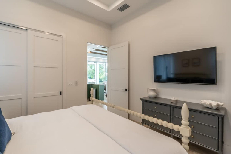 Room 3, Stunning Vanderbilt Beach House With Heated Pool, Collier