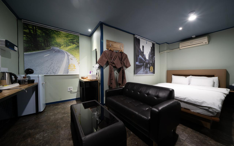 Bedroom 3, Chuncheon Hotel Riverside, Chuncheon