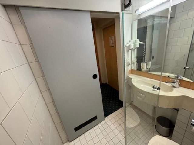 Bathroom 2, L'Escala, Offenbach