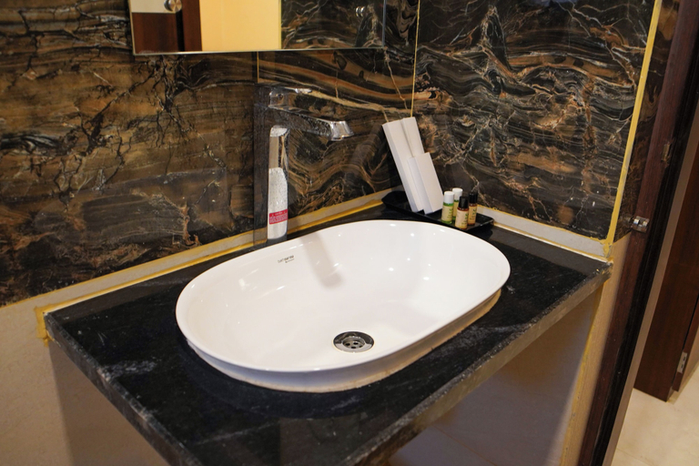 Bathroom 3, The Royal Sea, Purba Medinipur