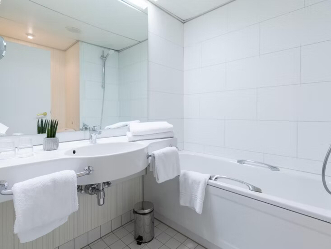 Bathroom 4, Garner Hotel R�SSELSHEIM by IHG, Groß-Gerau