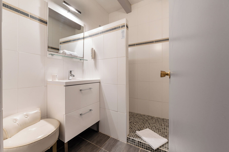 Bathroom 4, Hotel Ermitage, Gard