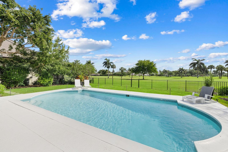 Room 2, Luxury Beach House With a View, Collier