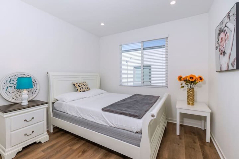 Room 2, Private Room With Shared Bathroom, Orange
