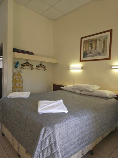 Bedroom 3, Royal Motel Rockhampton, Rockhampton