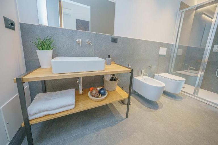 Bathroom, Cafuné Rooms, Catania