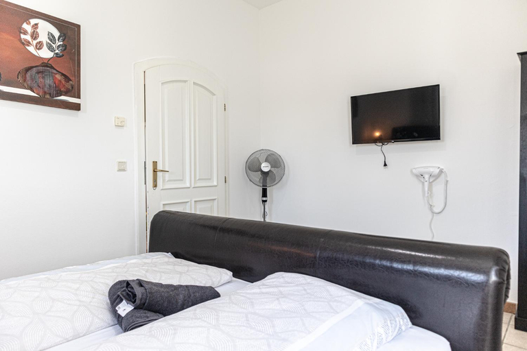 Bedroom 2, Exquisite Shared Villa - Your Private Room in this Beautiful Home, Wien