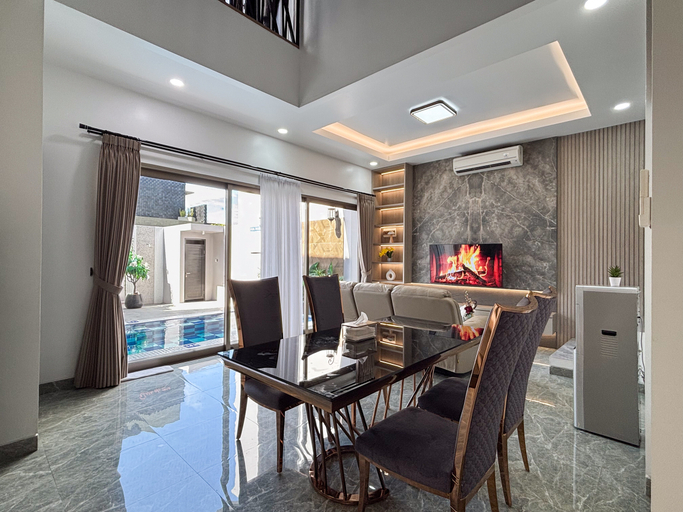 Dining Room 15