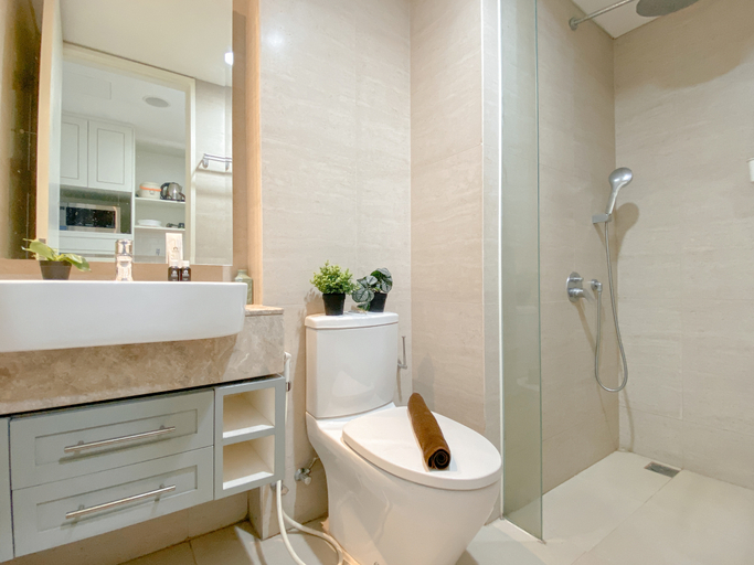 Bathroom 5, Pleasant Studio Room at Gold Coast Apartment By Travelio, Jakarta Utara