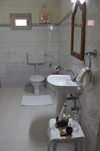 Bathroom 3, Wathai Heritage Bungalow, Tinsukia