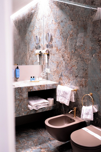 Bathroom 5, Palazzo Martinelli, Napoli