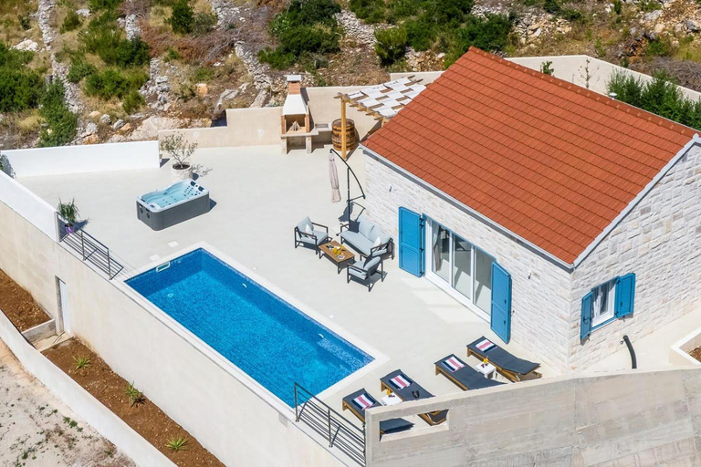 Others 3, The View, Vela Luka