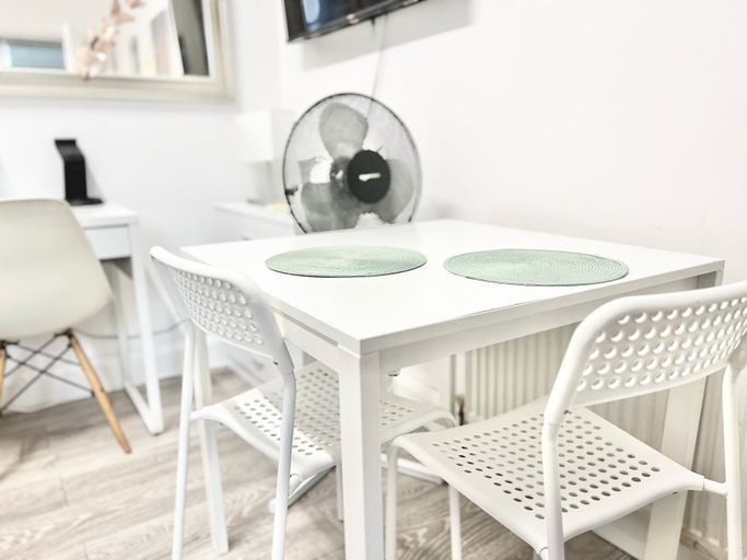 Others 4, Flat 2, London
