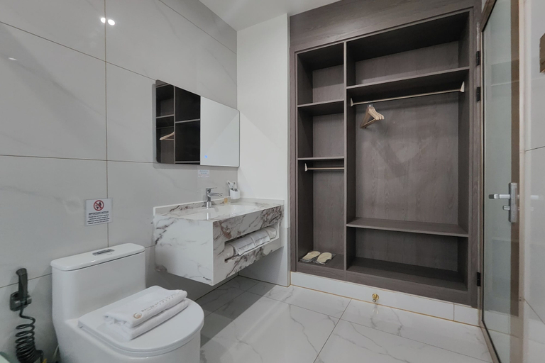 Bathroom 3, Mactan Grand Golden Hotel near Airport, Lapu-Lapu City