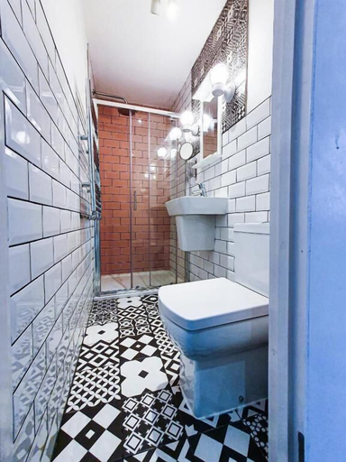 Bathroom 3, Plaza Hotel Hammersmith, London