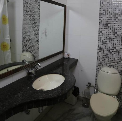Bathroom 3, Hotel Blue Bell, Delhi