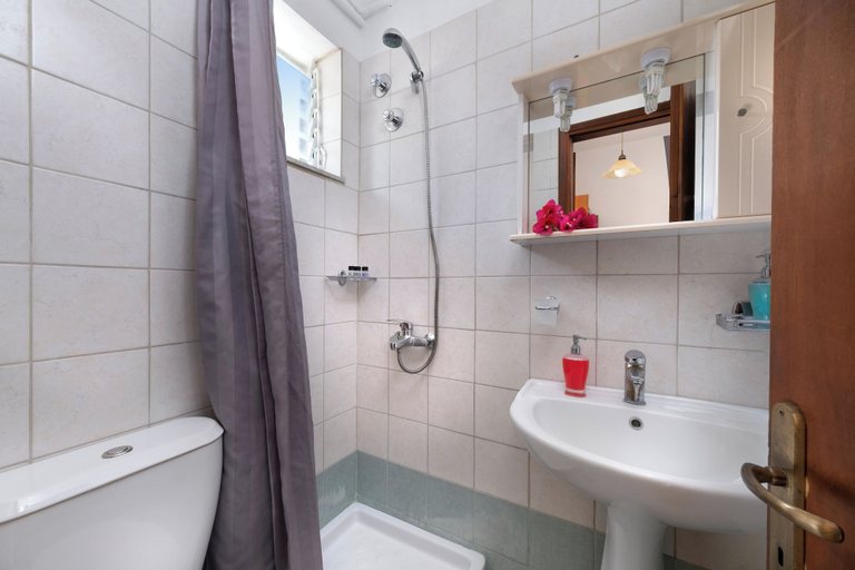 Bathroom 4, Vergonis Studios, Thessaly