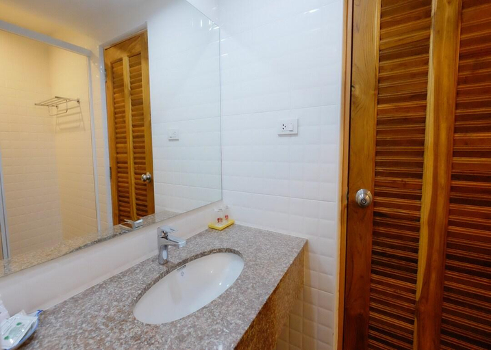 Bathroom 5, Welcome Jomtien Beach Hotel, Pattaya