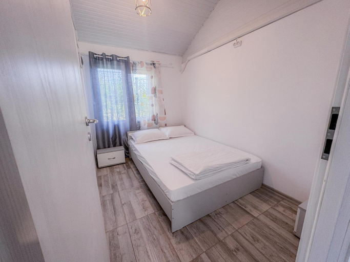 Others 5, Mafmaf Tiny Houses - incasare cu card de vacanta, Navodari