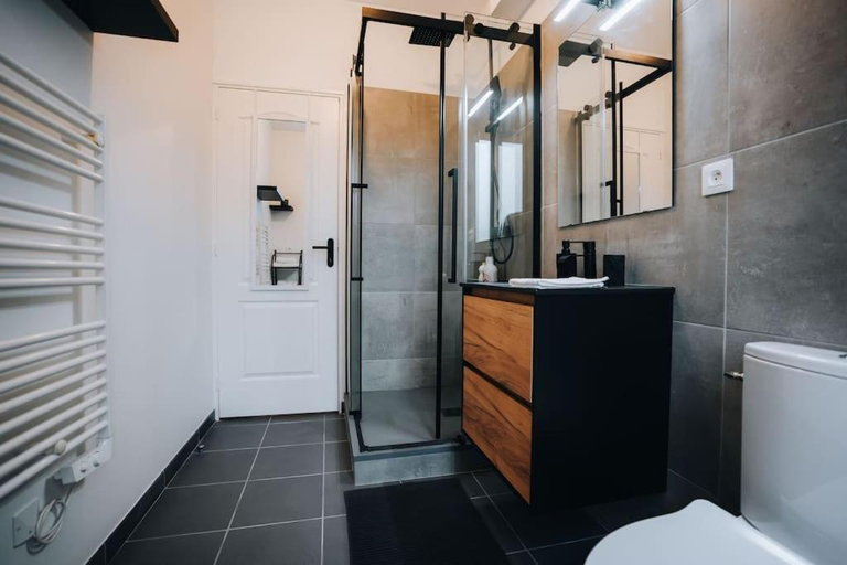 Bathroom 2, Le Sainte-Helene • Le Modernisme en Cœur de Ville, Indre
