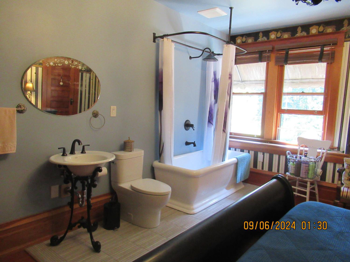Bathroom 3, Hummingbird Gardens B&B, Cowichan Valley