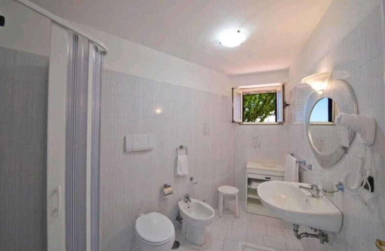 Bathroom 2, L'incanto, Salerno