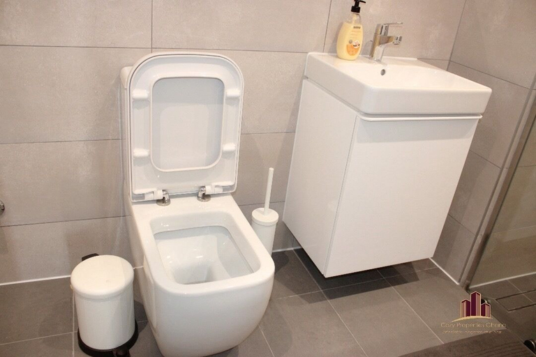 Bathroom 3, Embassy gardens luxury by Cozy, Accra