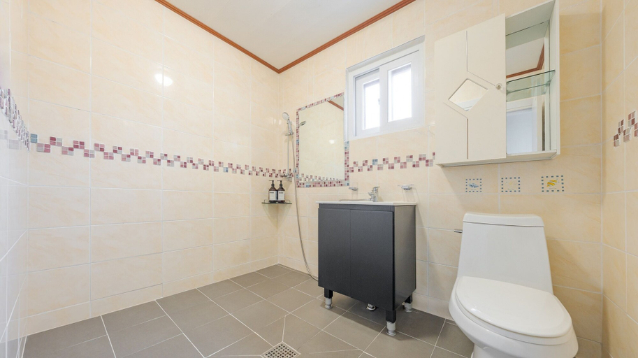 Bathroom 3, Namhae Bada Yanolja Pension, Namhae