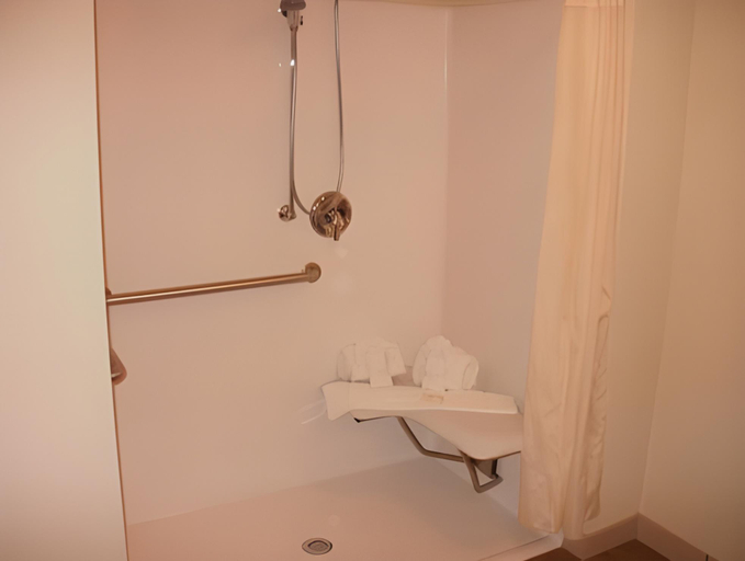 Bathroom 4, Mackinaw Beach & Bay Inn & Suites, Cheboygan