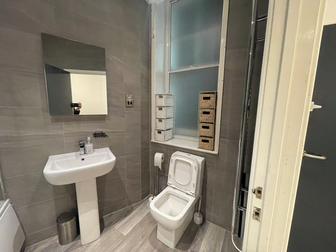 Bathroom 2, Modern Style in Nottingham City Center, Nottingham