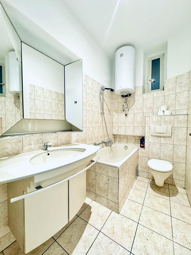 Bathroom 4, Affordable 5BR Apt Near Atzgersdorf, Wien