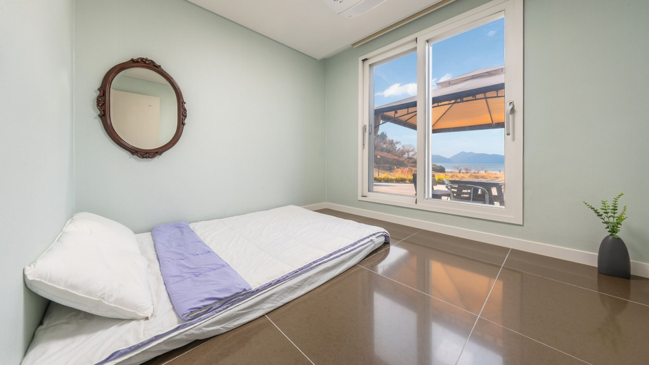 Bedroom 3, Yeosu Everyday Small Changes Pension, Yeosu