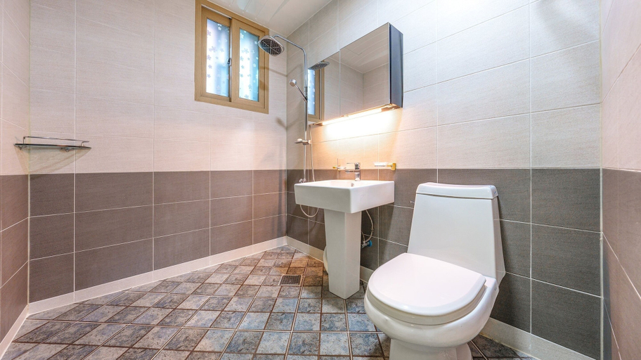 Bathroom 4, Goseong Cnblue Oceanview Pension, Goseong