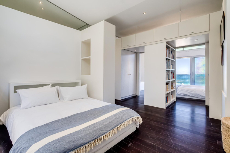Room 3, 3bed Apt 4-min to Llandudno Beach Backline Views, City of Cape Town